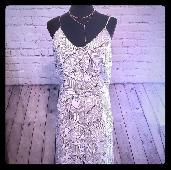 Sienna Sky Dresses & Skirts - B&W Palm Leaf button-up dress // Size Large NWT
